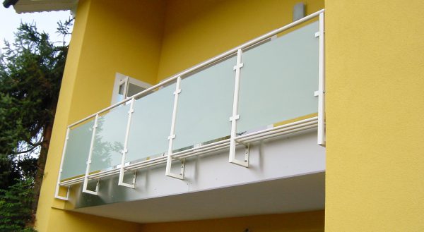 Glasbalkon mit Sichtschutzglas Glasbautechnik Schmidhuber Glaserei
